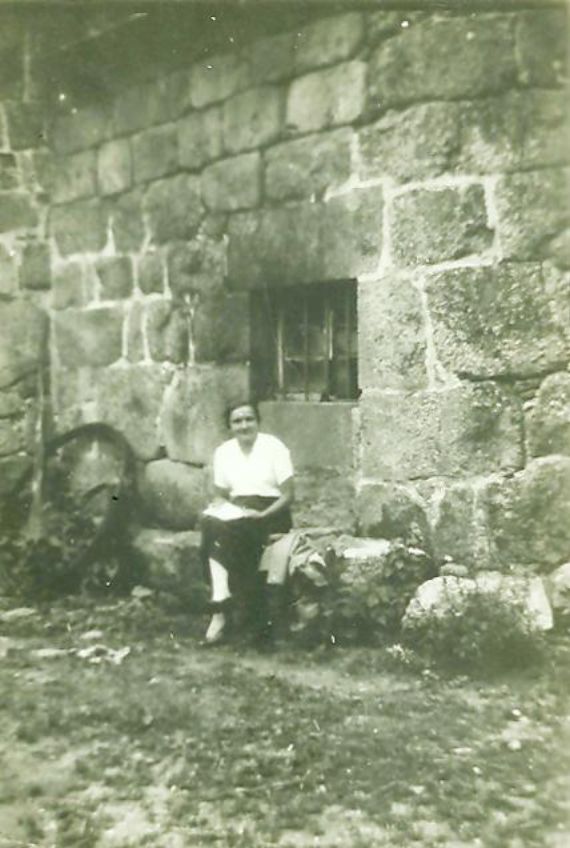 Ma mère Lucie CHARREYRON à Fica en 1940