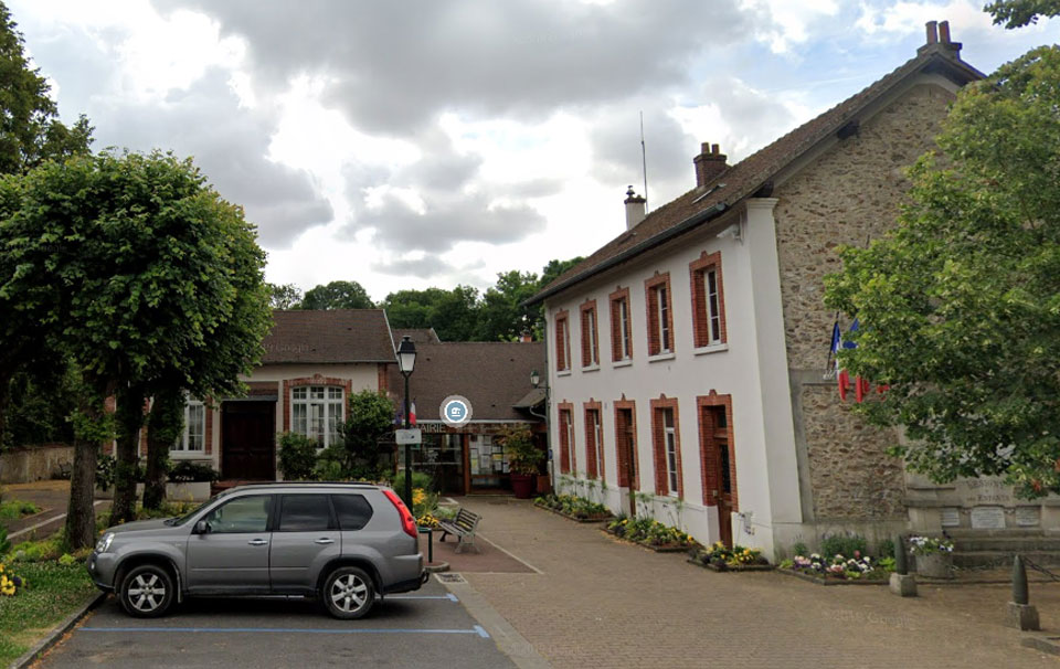 école de garçons et mairie de Lésigny