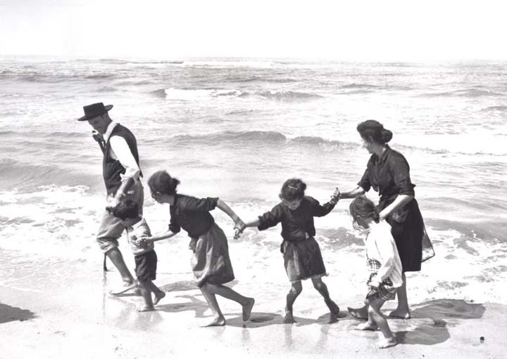Famille à la plage 1950
