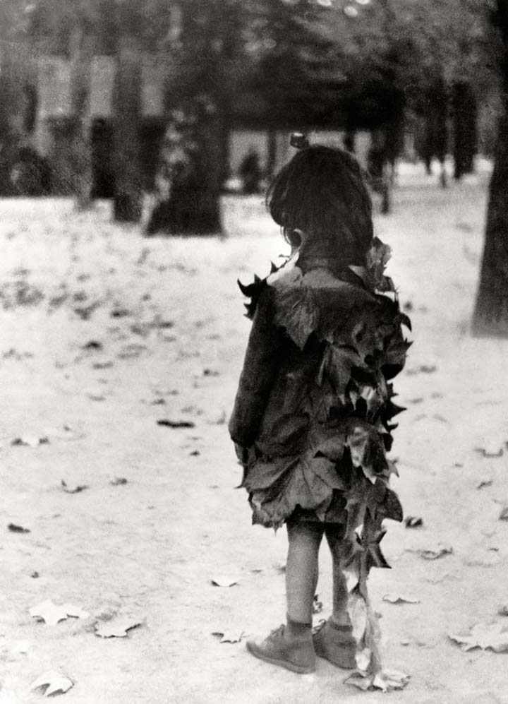 La petite fille au manteau de feuilles Jardin du Luxembourg Paris 1946
