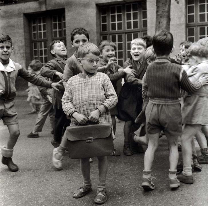 Enfant sage en cour de récréation - Paris  (1956)