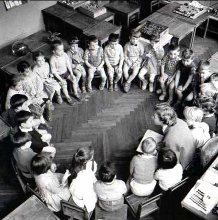 La ronde Enfants en classe avec la maîtresse (1958)