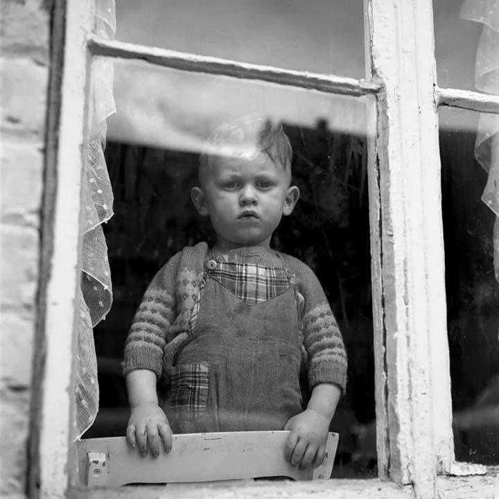 Le petit garçon à la fenêtre
