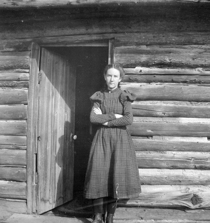 Carrie Hinman à la  porte d'entrée 1899