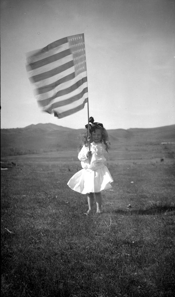 Sylvia avec drapeau américain 1908