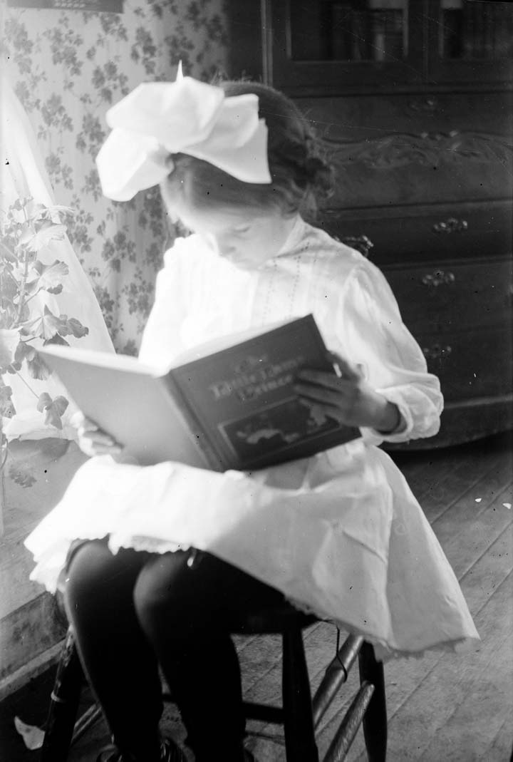 Sylvia la fille de Nora regardant un livre 1911