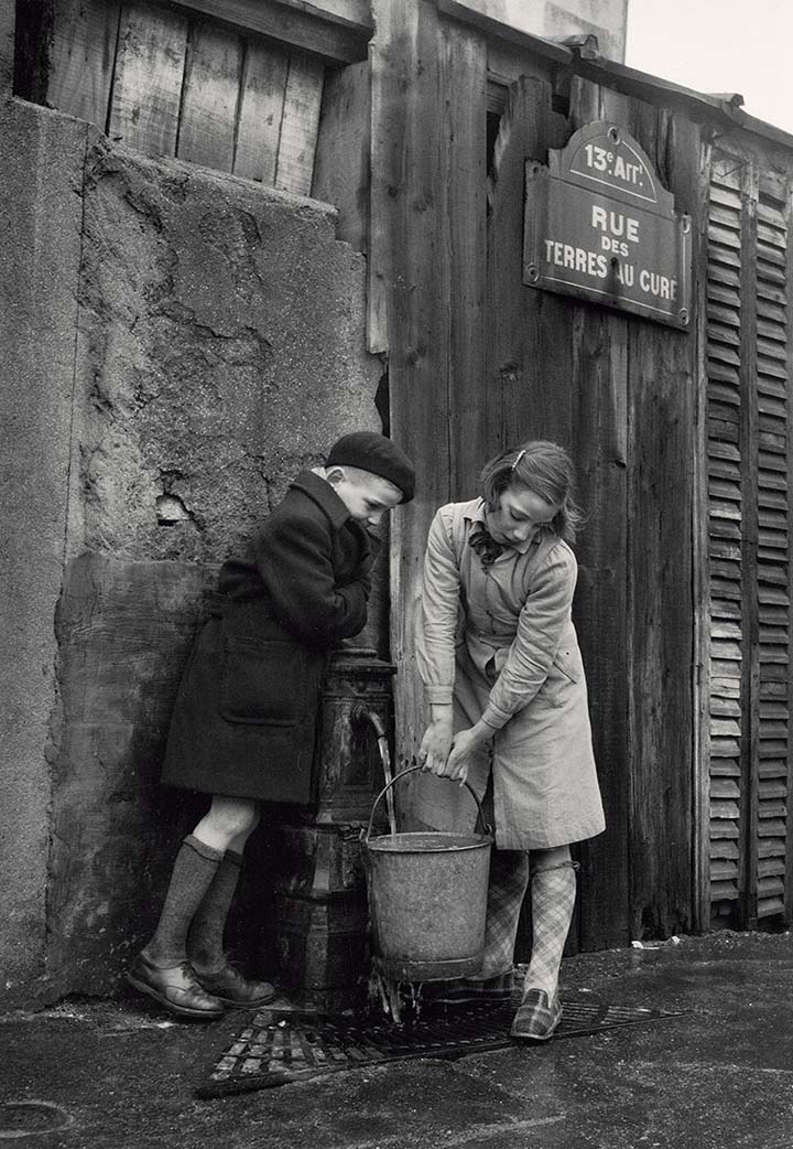 Rue des Terres au curé Paris Enfants à la fontaine 1954