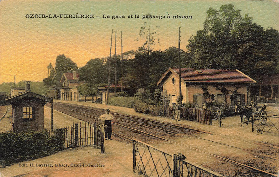 ancienne gare d'Ozoir-la-Ferrière et le passage à niveau