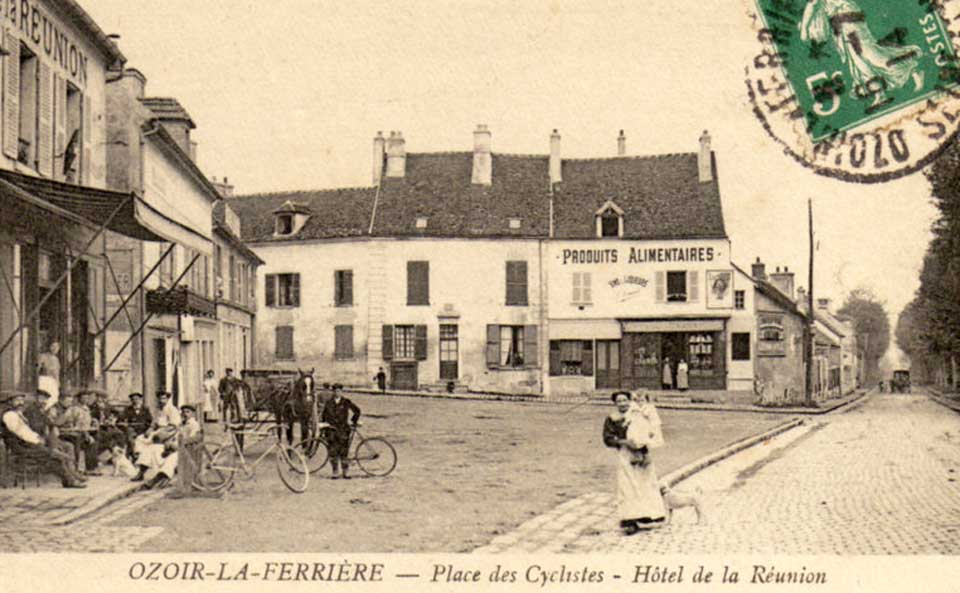 0zoir-la-Ferrière Place des Cyclistes Hôtel de la Réunion