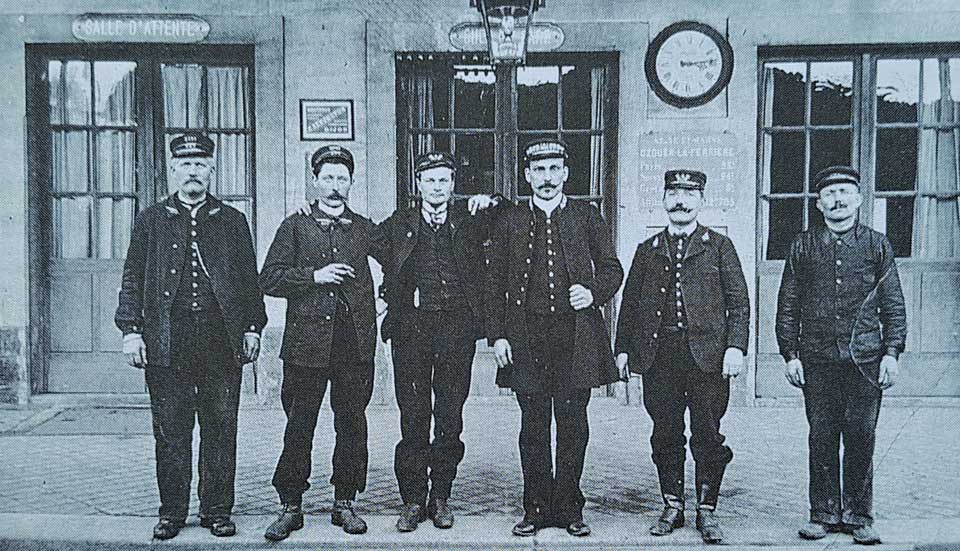 le personnel de la gare d'Ozouer-la-Ferrire en 1913