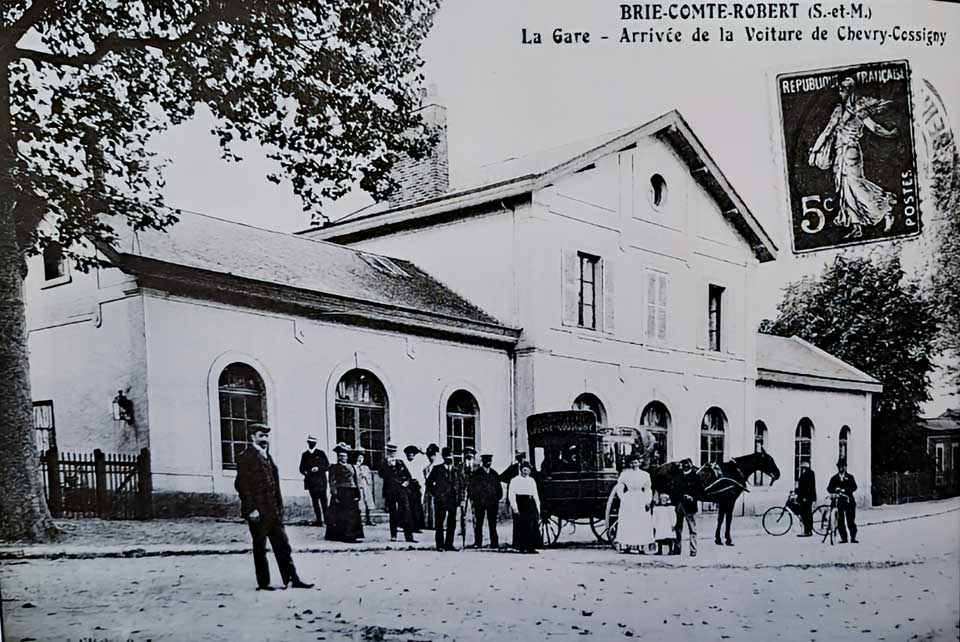 Gare de Brie-Comte-Robert - arrive de la voiture de Chevry-Cossigny