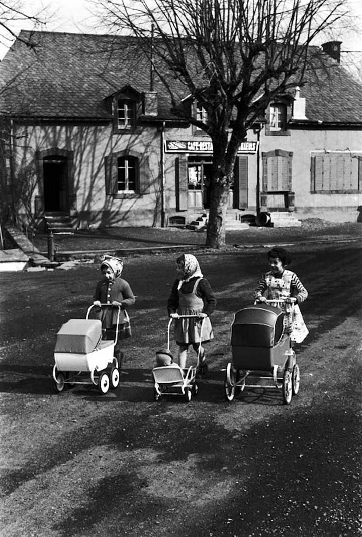 Enfants avec landaus Cheylade Cantal 1958