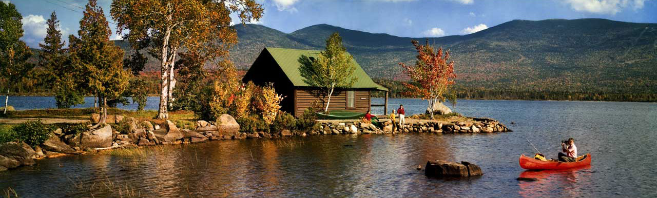 Lakeside cottage and canoe, Saddleback Lake, Maine (Cabane et canoë au bord de Saddleback Lake, Maine) - 1968 - Herbert Archer