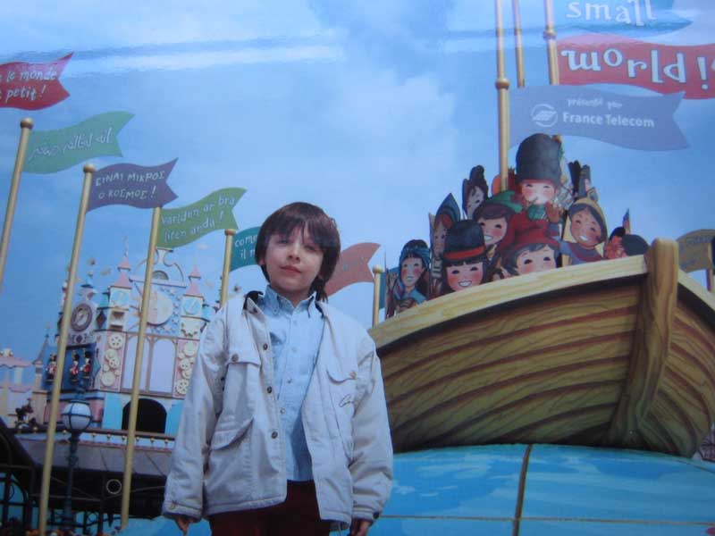 J'ai 6 ans et je visite à DisneyLand l'attraction It's a small world... LUDVIK  ;-))