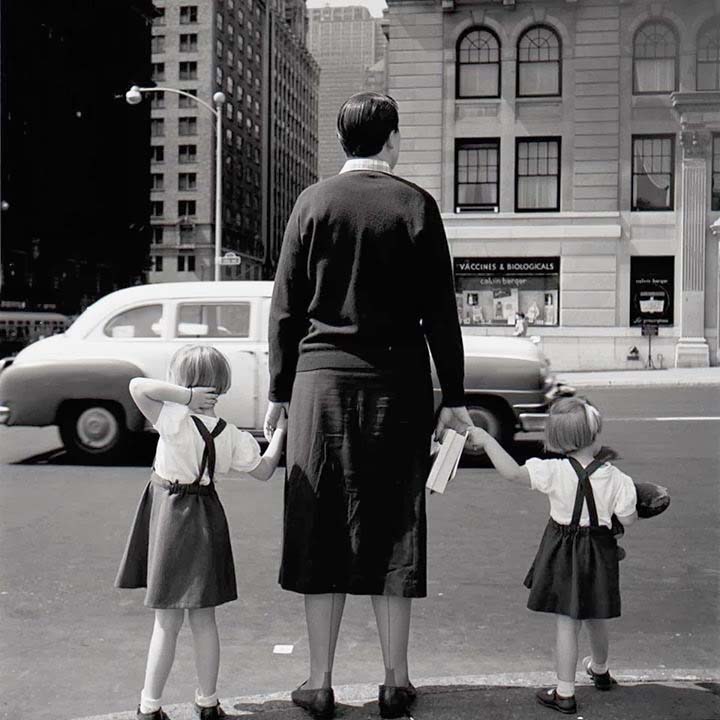 New-York La mère fait traverser ses deux filles