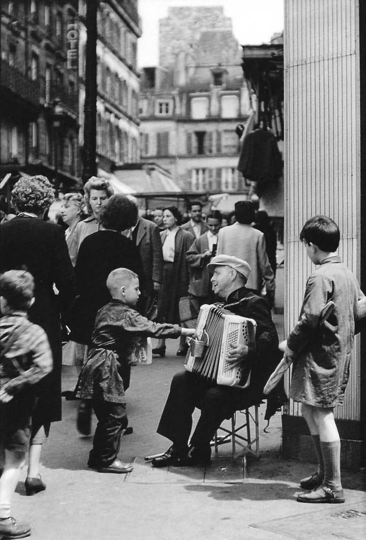 Rue Lepic Montmartre L'accordéoniste Paris 1955