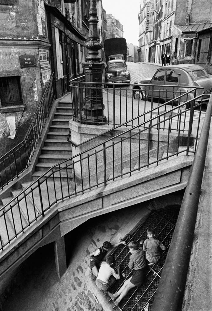 Sous l'escalier de la rue Vilin à Belleville Paris 1959